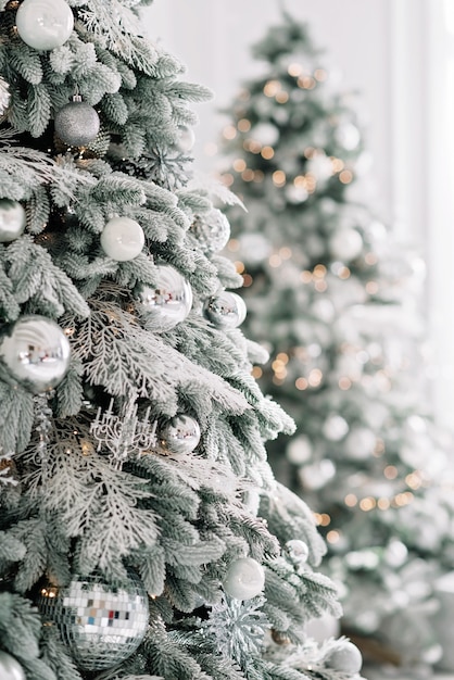 Fondo mínimo de Navidad, un árbol de Navidad decorado con bolas sobre un fondo de luces bokeh borrosas