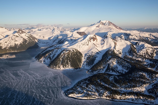 Fondo de montaña de naturaleza canadiense aérea