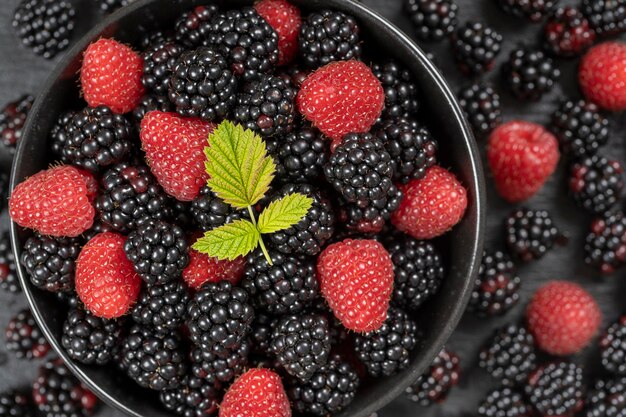 Fondo de moras y frambuesas orgánicas frescas de cerca Vista superior mora y frambuesa