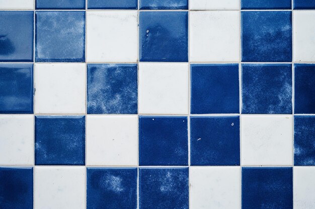 Foto fondo de mosaico con azulejos azules y blancos