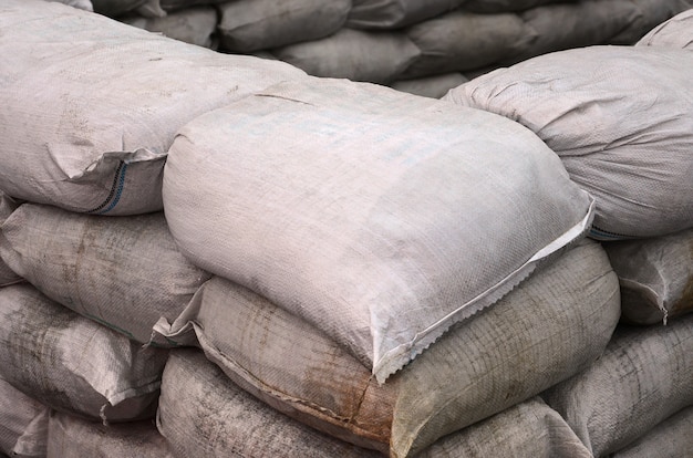 Foto fondo de muchas bolsas de arena sucia para la defensa de inundaciones.