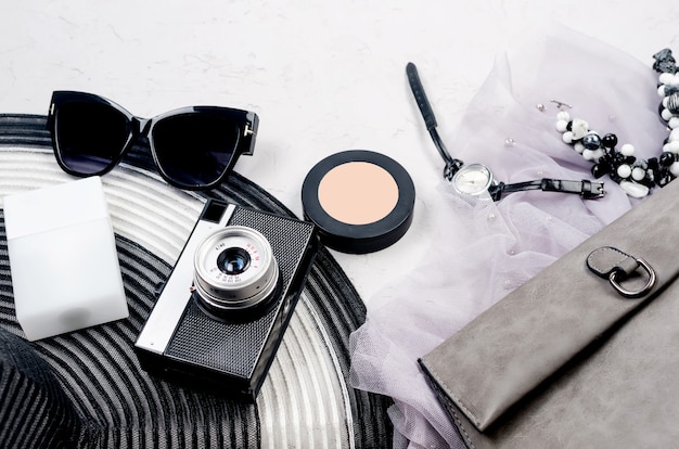 Fondo de mujer de verano monocromo con accesorios