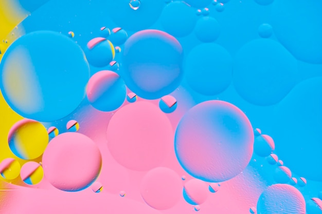 Fondo multicolor abstracto y brillante con círculos de aceite