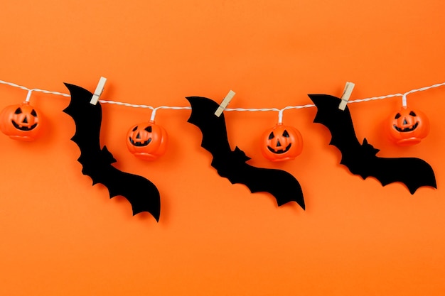 Foto fondo naranja con adornos de halloween.