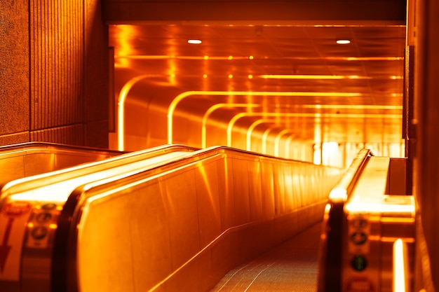 Fondo naranja de la escalera del metro de Noruega hd