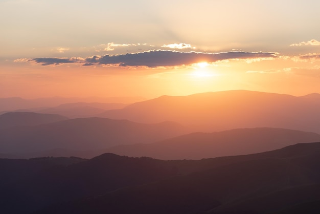 Fondo natural con una hermosa puesta de sol