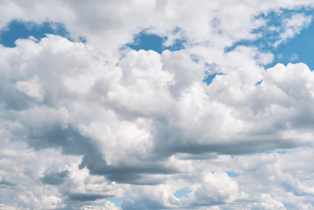 Fondo natural de nubes blancas que retroceden hacia el horizonte en el cielo azul en un día brillante