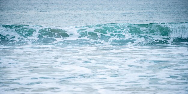 Fondo natural de las olas del océano de las olas del océano azul Agua de mar ondulada limpia azul