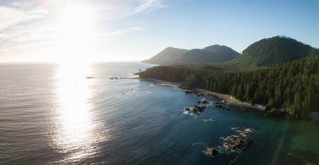 Fondo de naturaleza aérea de la costa del océano Pacífico