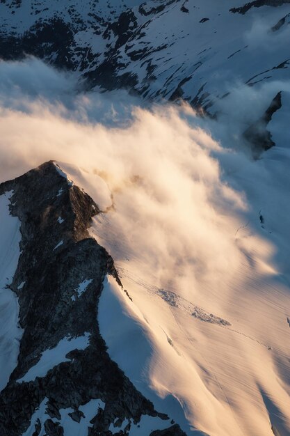 Fondo de naturaleza aérea de paisaje de montaña canadiense