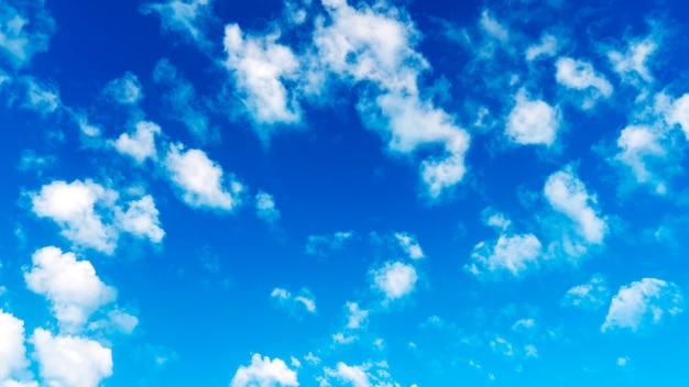 Fondo de la naturaleza del ambiente del cielo azul y de las nubes blancas