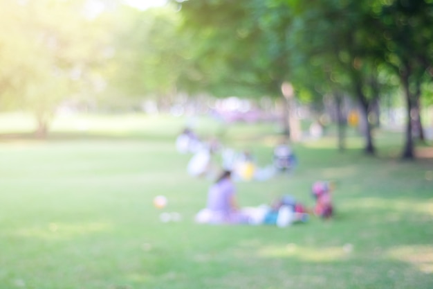 Fondo de naturaleza borrosa, desenfoque actividades de la gente en el parque con fondo bokeh