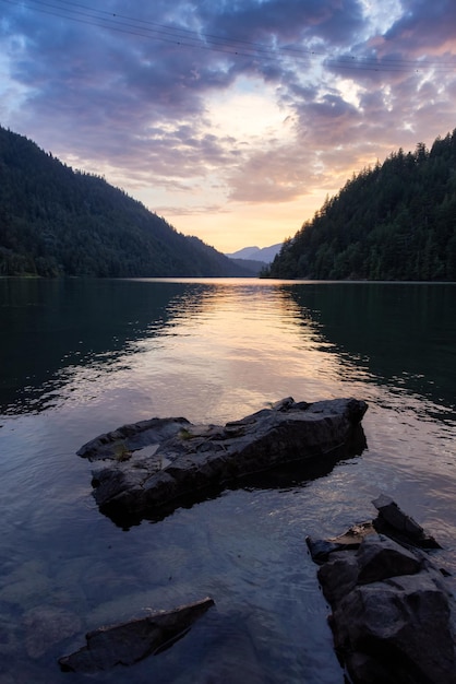 Fondo de naturaleza canadiense durante la colorida puesta de sol