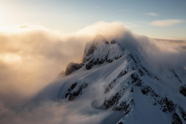 Fondo de naturaleza canadiense de paisaje de montaña aérea