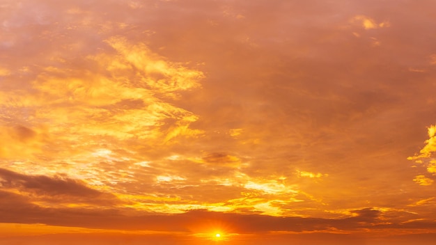 Fondo de naturaleza de cielo nublado dorado y amanecer a la hora de la mañana