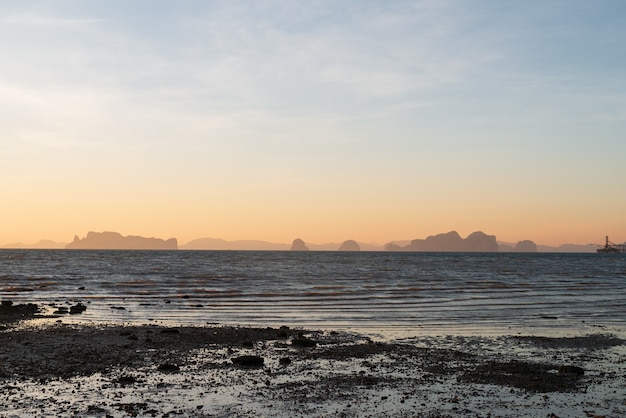 Fondo de naturaleza de la costa de la ola de la playa de la orilla del mar, al amanecer o al sol en la superficie del agua para el concepto de paisaje de estilo de vida de relajación de vacaciones