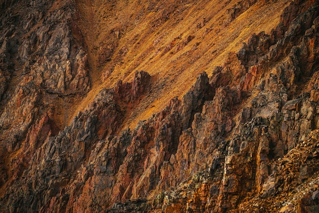 Fondo de naturaleza escénica de rocas de montaña multicolor.