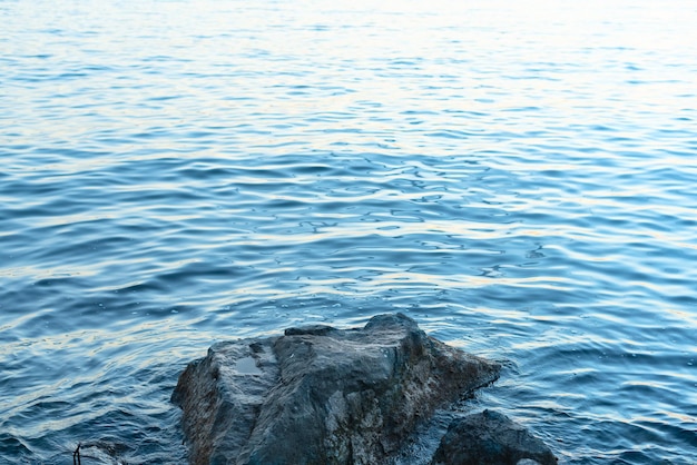 Fondo de naturaleza con grandes piedras en el mar