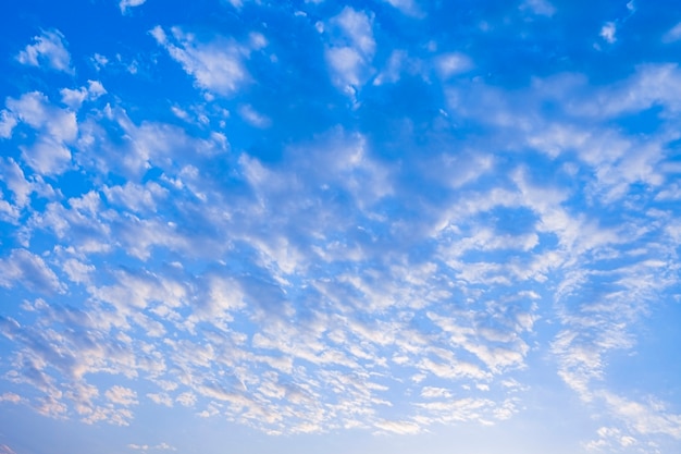 Fondo de naturaleza. Hermoso cielo azul con nubes en el día