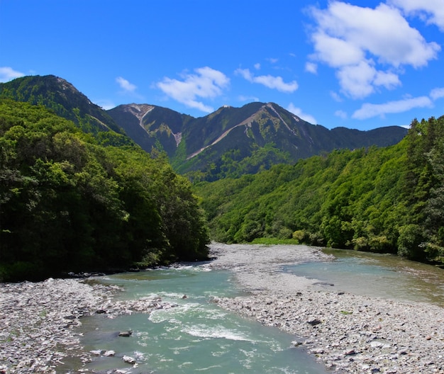 Fondo de naturaleza de montaña de río