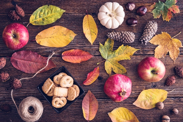 El fondo de la naturaleza muerta de otoño