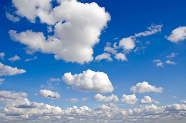 Fondo de naturaleza. nubes blancas sobre el cielo azul