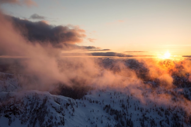 Fondo de naturaleza de paisaje de montaña canadiense aérea