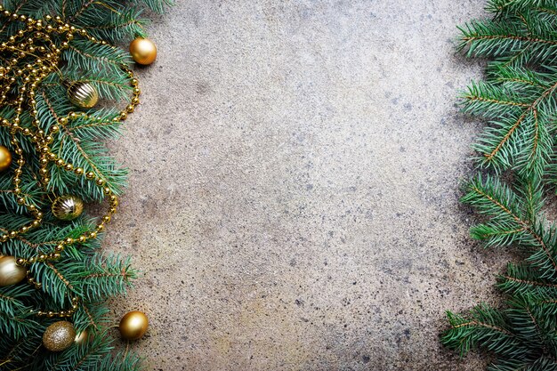 Fondo de Navidad con abeto y adornos. Vista superior con espacio de copia.