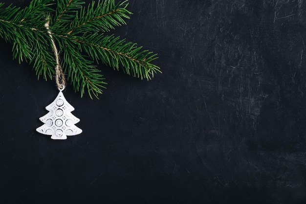 Foto fondo de navidad con abeto y árbol de navidad blanco vista superior con espacio de copia
