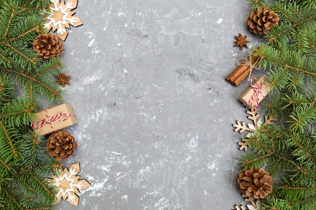 Fondo de Navidad con abeto y caja de regalo en mesa de madera