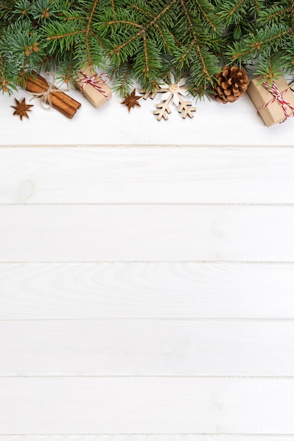 Fondo de Navidad con abeto y caja de regalo en mesa de madera