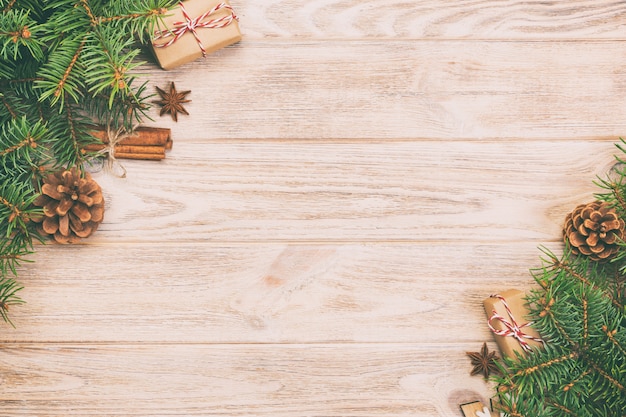 Fondo de Navidad con abeto y caja de regalo en mesa de madera