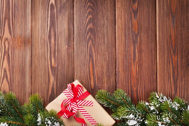 Fondo de Navidad con abeto y caja de regalo