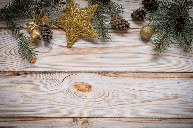 Fondo de Navidad con abeto y decoración en tablero de madera oscura.