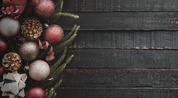 Fondo de Navidad con abeto y decoración. Vista superior con espacio de copia