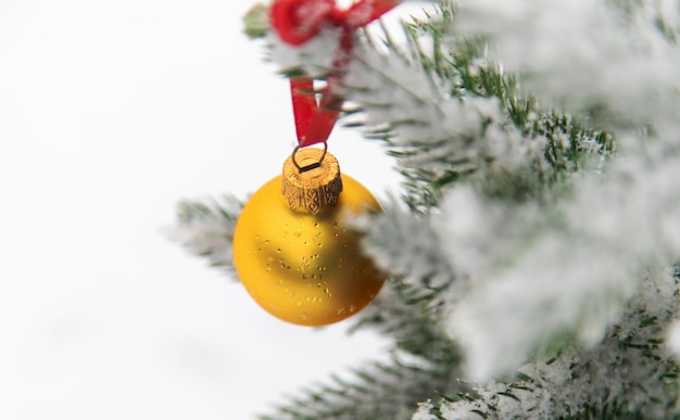 Fondo de navidad con abeto y decoraciones enfoque selectivo