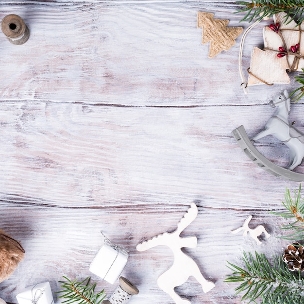 Fondo de Navidad con abeto y decoraciones.