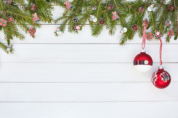 Fondo de navidad Abeto de Navidad con decoración en fondo blanco de madera con espacio de copia