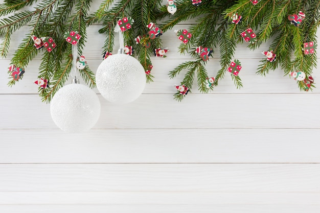 Fondo de navidad Abeto de Navidad con decoración sobre fondo blanco tablero de madera con espacio de copia.