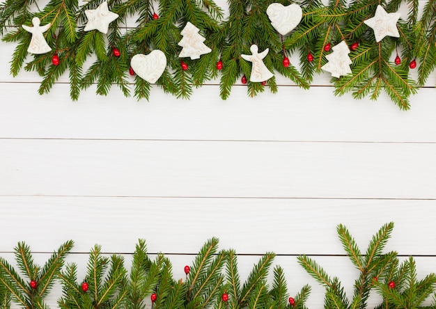 Fondo de navidad Abeto de Navidad con decoración sobre fondo blanco tablero de madera con espacio de copia.