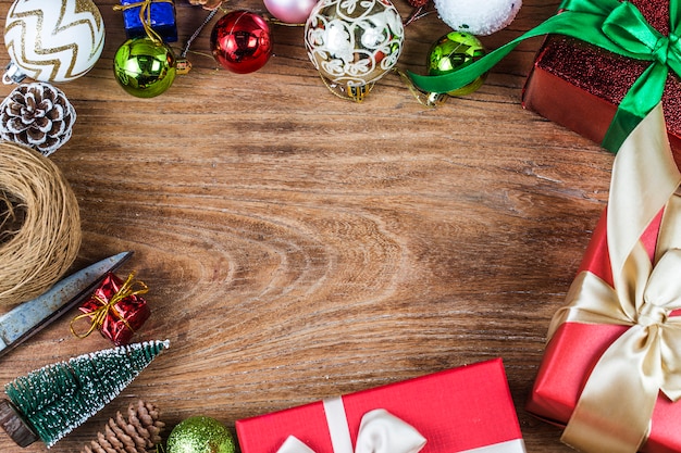 Fondo de Navidad con un adorno rojo, caja de regalo,