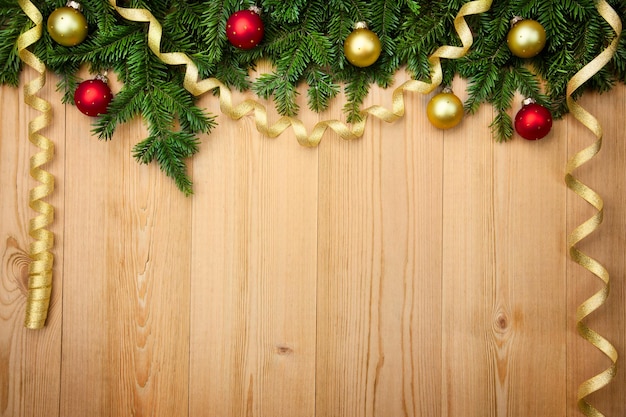 Fondo de navidad con adornos de abeto y cintas en madera