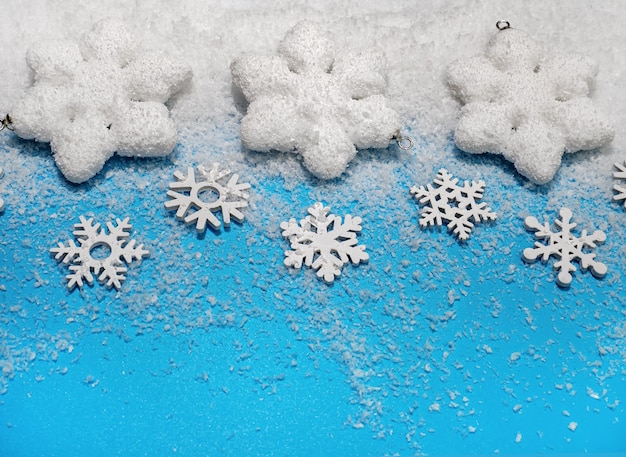 Fondo de Navidad, adornos blancos, bolas de Navidad y copos de nieve sobre nieve blanda, espacio de copia