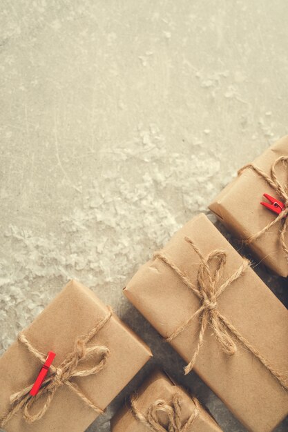 Fondo de Navidad con adornos y cajas de regalo con espacio de copia.