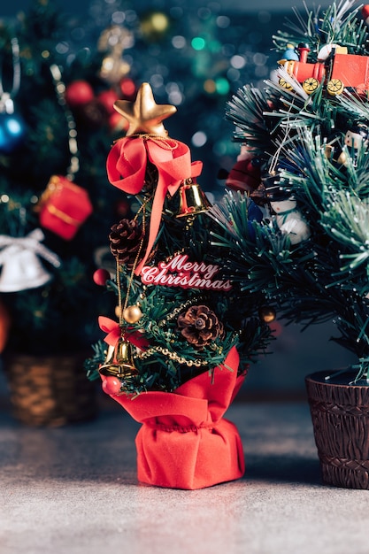 Foto fondo de navidad con adornos y cajas de regalo en madera