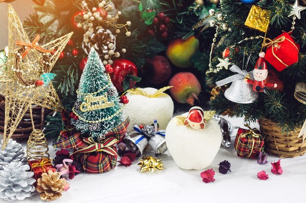 Fondo de Navidad con adornos y cajas de regalo en madera