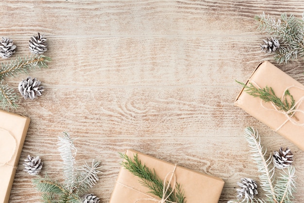 Fondo de Navidad con adornos y cajas de regalo en mesa de madera. Vista plana endecha, superior. Composición navideña