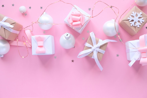 Fondo de Navidad con adornos y cajas de regalo en rosa