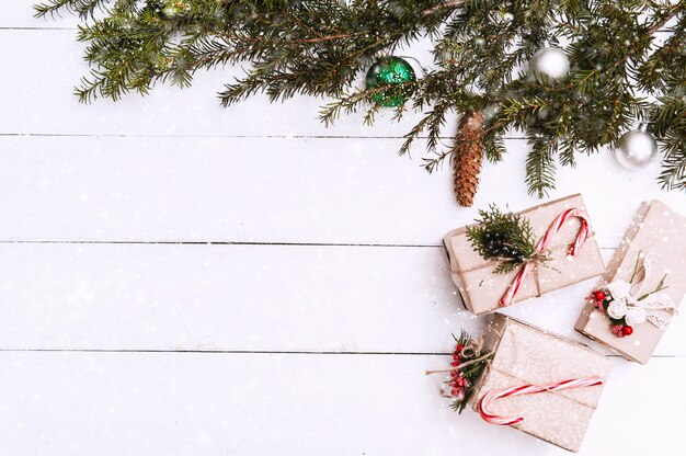 Fondo de Navidad con adornos y cajas de regalo sobre tabla de madera