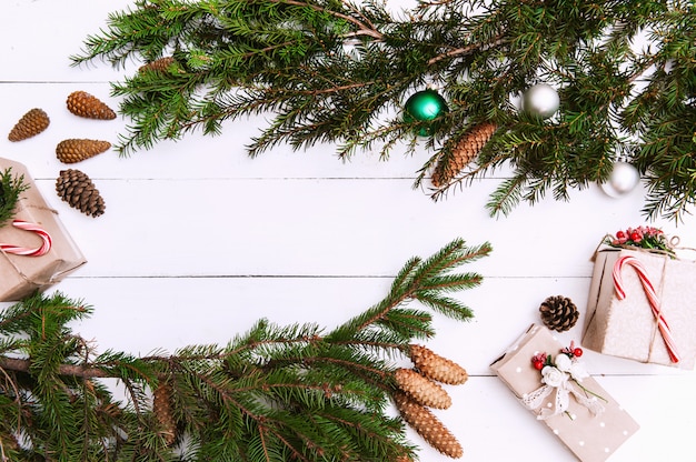 Fondo de Navidad con adornos y cajas de regalo sobre tabla de madera